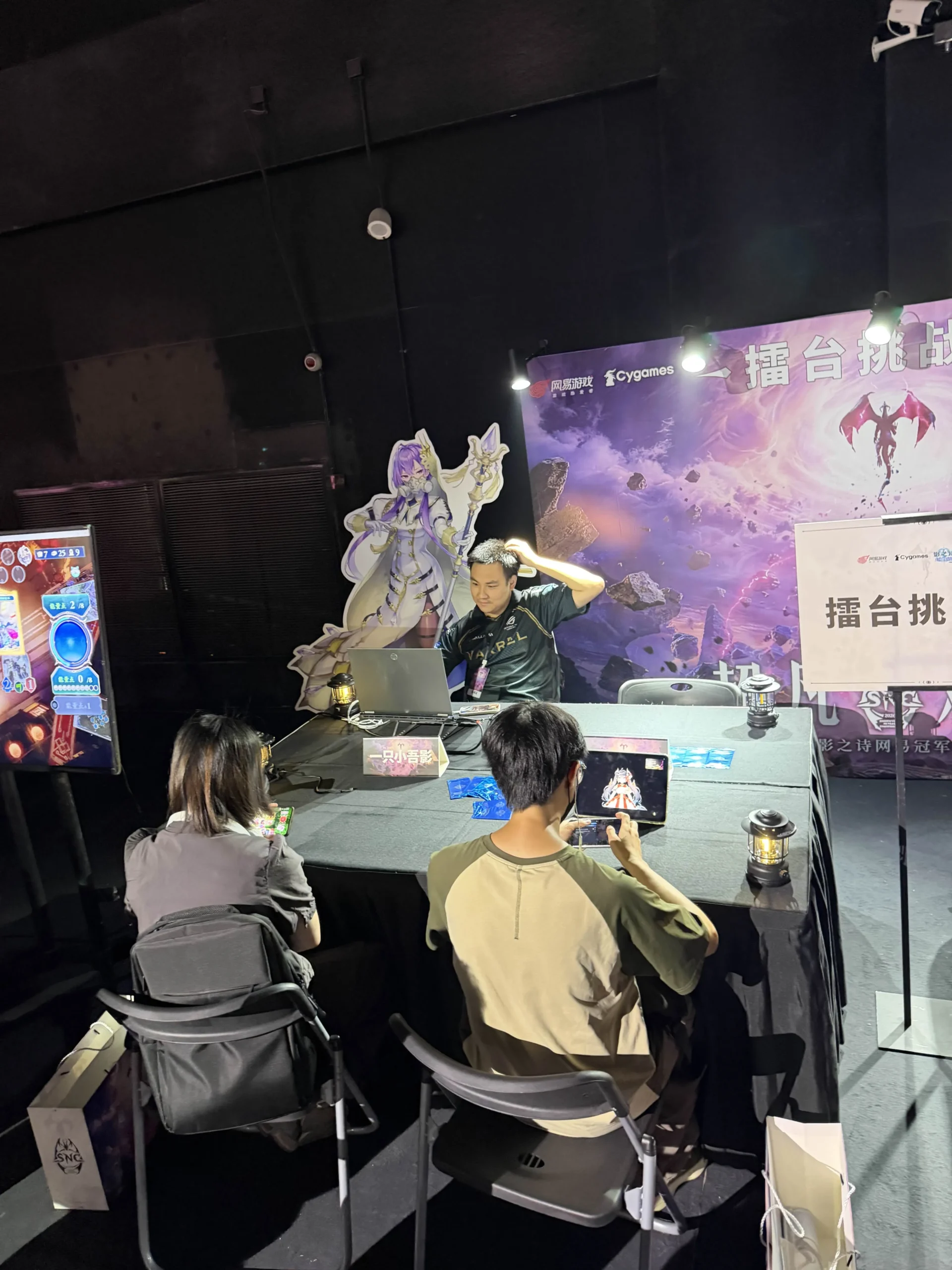 チャレンジブースでプレイするMishadow51選手と璐缇雅選手